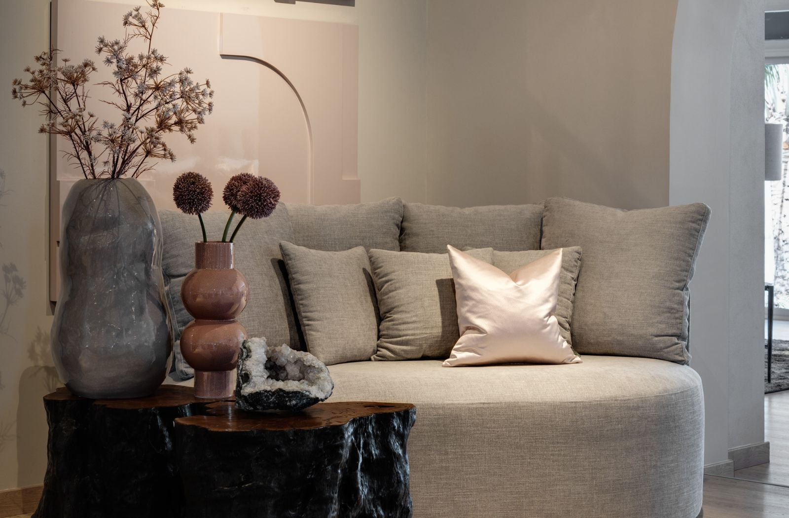 Graues Sofa. Welche Farbe passt zu Grau.