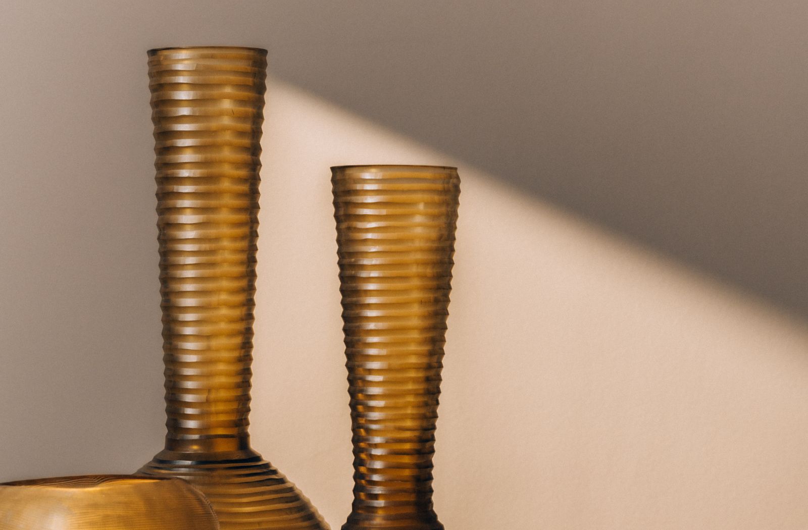 Gelbe Vasen vor Wand. Welche Wandfarbe passt zu gelb.